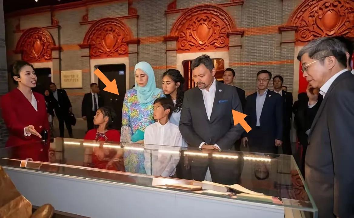 文莱王储一家五口在北京党史馆认真看展听讲解。