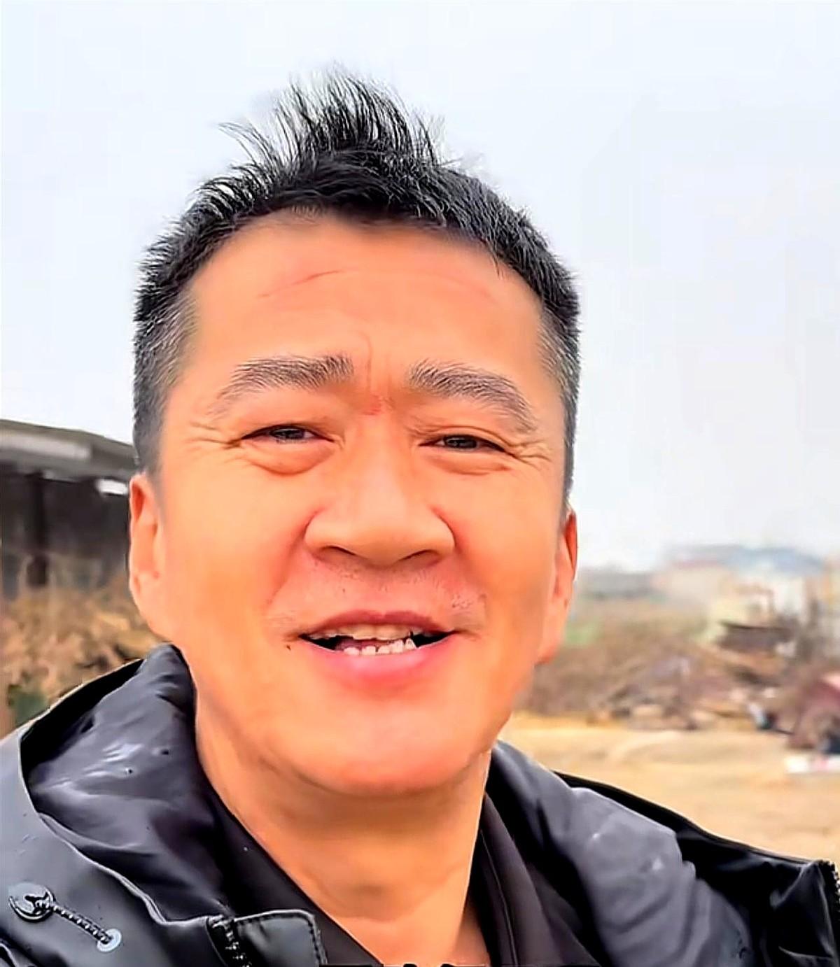 横店，一天能同时开拍上百部剧！演员李嘉明，演过《雪豹》的硬汉，现在没戏拍，只