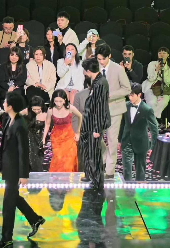 12月22日，孟子义上台，3个男的搀扶！李昀锐2年都没拉上的手，大哥一把就拉住了