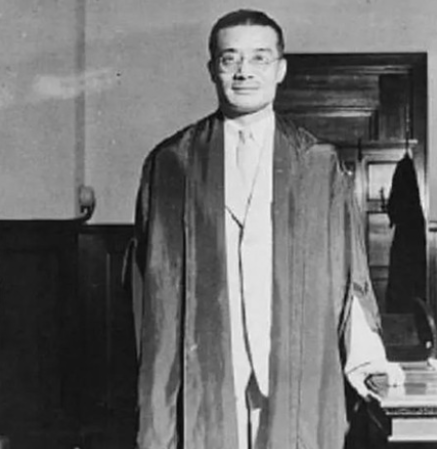 1949年，梅汝璈拒绝南渡，坚定留在北京，1966年后，梅汝璈遭受到巨大磨难，小
