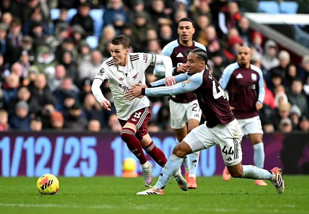 厄德高复出破坏了阿森纳中场三人组的化学反应，对阵维拉，埃泽被迫挤到边路。厄德高在