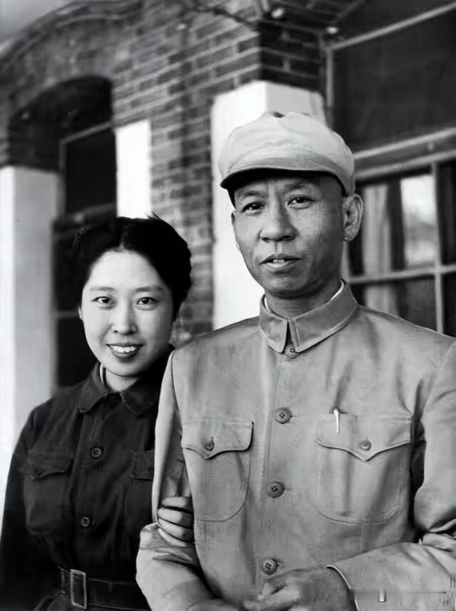 第一张（革命时期刘少奇与王前）战争年代，刘少奇与王前留下珍贵合影。朴素军装见证
