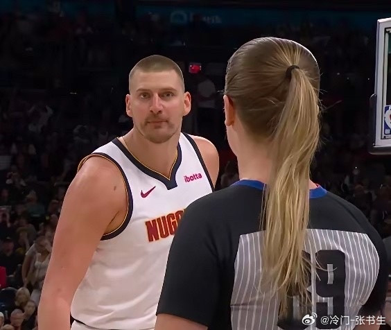 按詹姆斯的标准，约基奇这表现堪称“毒瘤”。约基奇砍下23分17篮板17助攻，还准