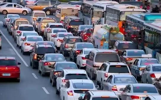 今年五一别盲目上高速！五一小长假马上就到，很多人已经盘算着自驾出游了。但别以为