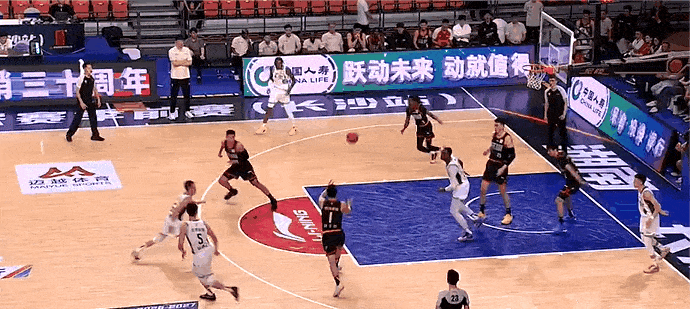 隔扣完还吼人？深圳男篮外援吃T，这脾气不改要吃亏CBA季前赛北控男篮对阵深圳