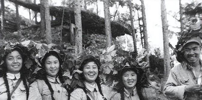 抗美援朝中，五位女志愿军战士被美军围堵在山洞，她们决定投降。然而，就在美军靠近时