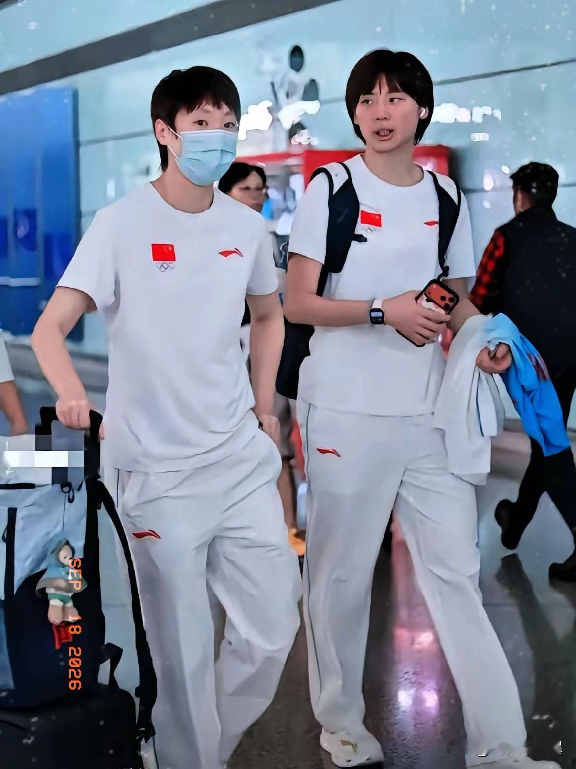 王曼昱和陈熠穿上国家队出征服，走起路来简直像在T台走秀。本来以为就是普通的