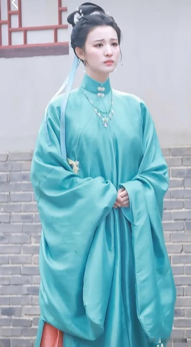 王楚然古装新剧《明月录》剧中蓝绿色高领戏服真的美呆了，不需要任何表情，往那一站就