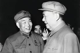 延安时期，毛主席曾经向肖劲光借了两本书一直没有归还，等肖劲光再拿到书的时候，看到
