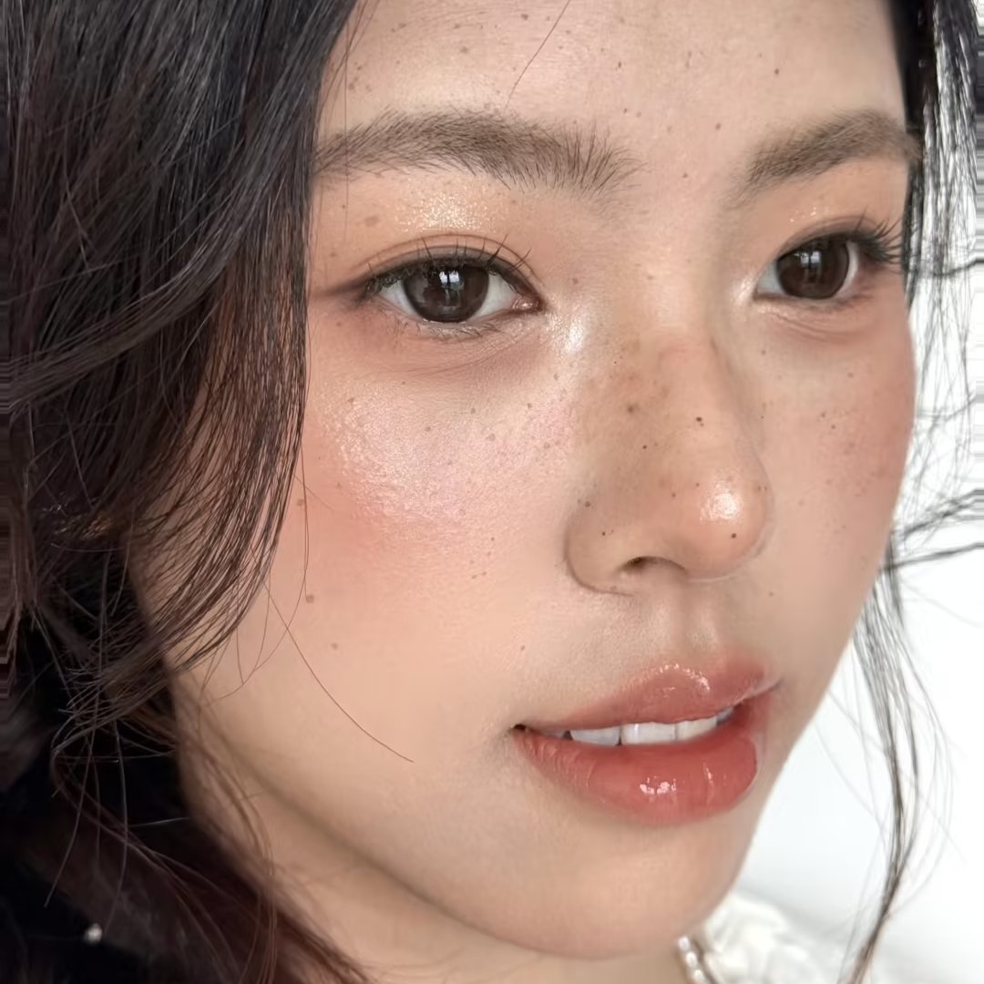 原生感雀斑清透裸妆，温柔白开水氛围感谁懂这种淡雀斑伪素颜妆!弱化厚重底妆，保留脸