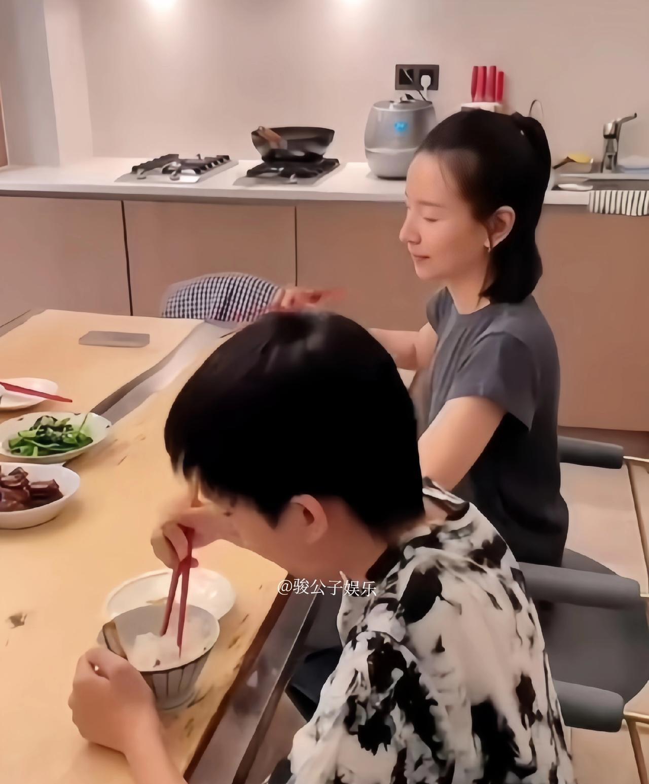 董洁儿子顶顶还真是小暖男一枚，夸妈妈做的红烧排骨比饭店的还好吃，又暖颜值又高，跟