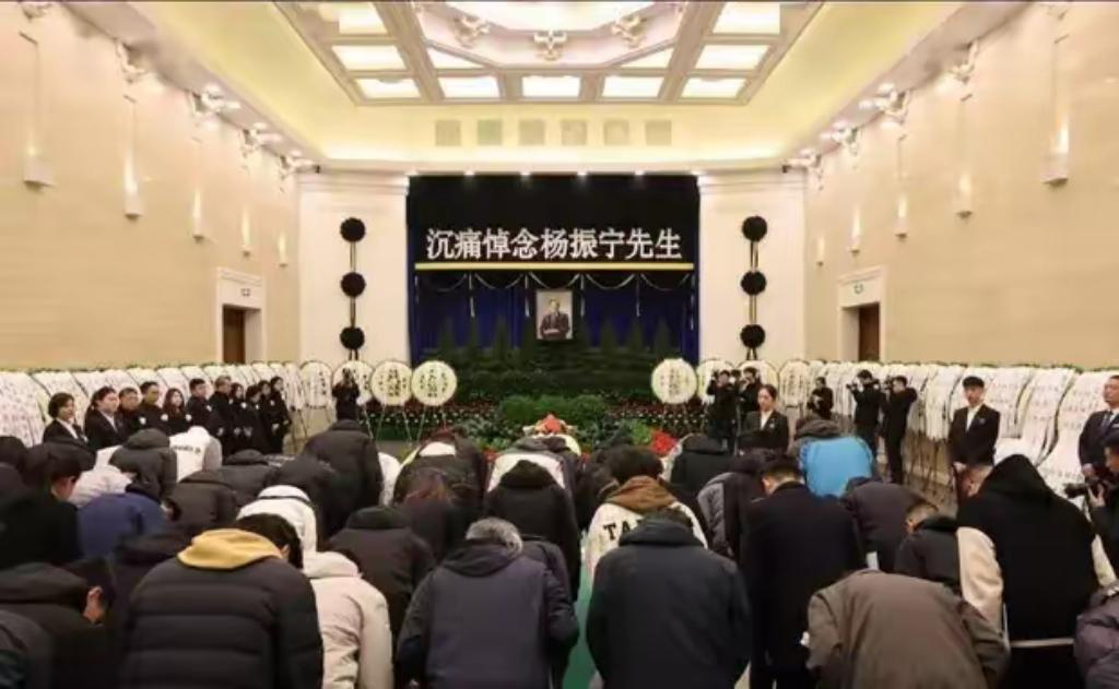 遗体上覆盖的那面国旗，早把“值不值”的答案写得明明白白。这哪是简单的褒奖，