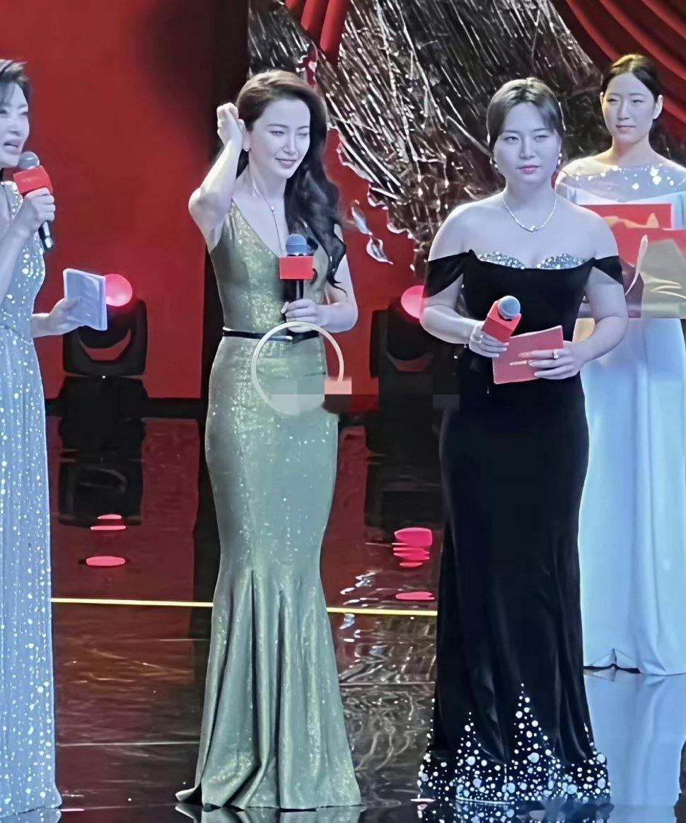 李雪琴这是瘦了多少，身材竟然跟李冰冰不相上下了