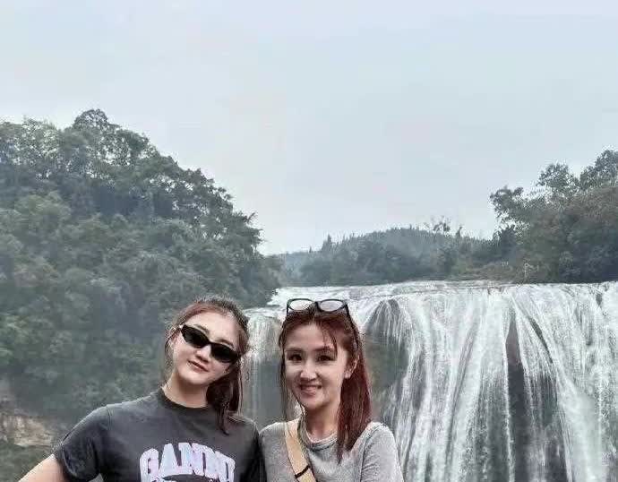 陈梦和朋友在贵州黄果树瀑布旅游合影。她玩得超级开心
