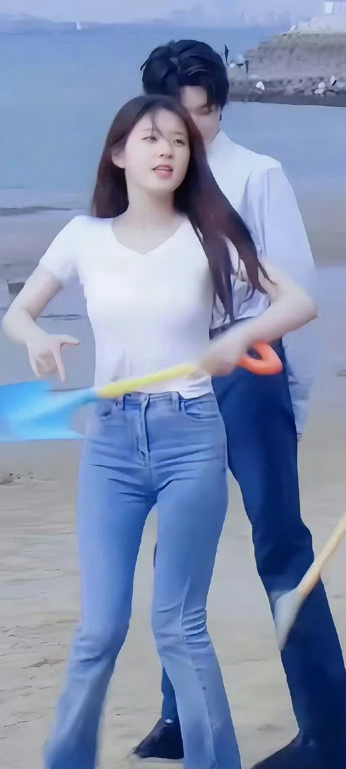 赵露思身材挺性感的​​​