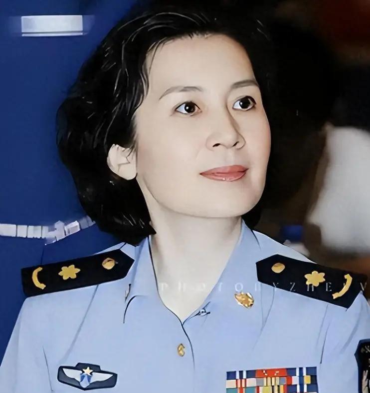 她25岁结婚，丈夫说“你演那些搂搂抱抱的戏，我脸上挂不住”。她演了八年贤妻，最后