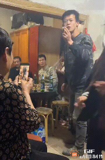 面子能值几个钱！！！聚餐喝酒时，一男子开玩笑说朋友磕30个头就给钱，没想