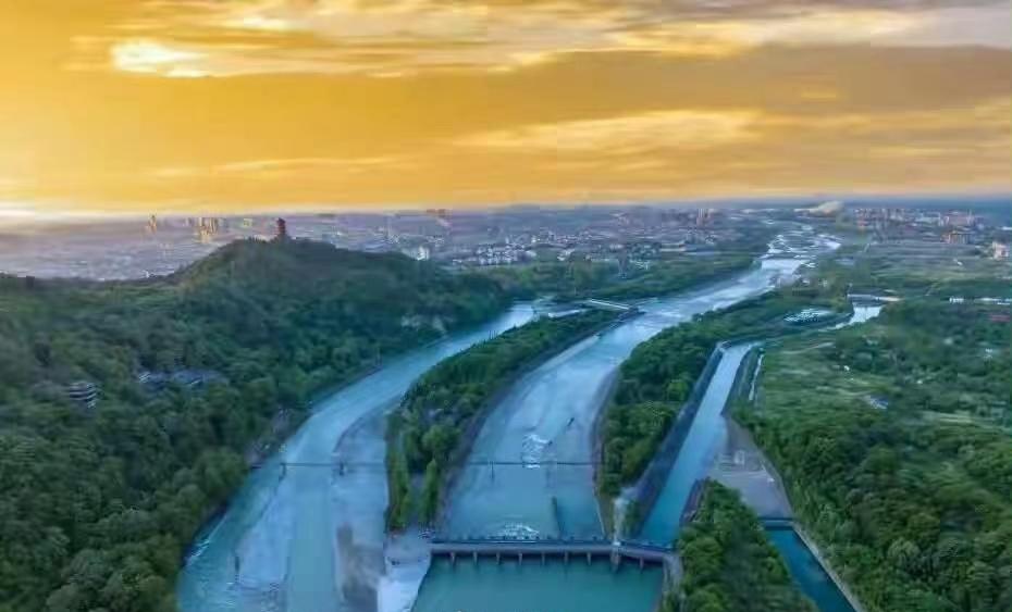 要是有人觉得请马克龙看都江堰，只是安排了一场普通的文化观光，那可就把这事想浅了。