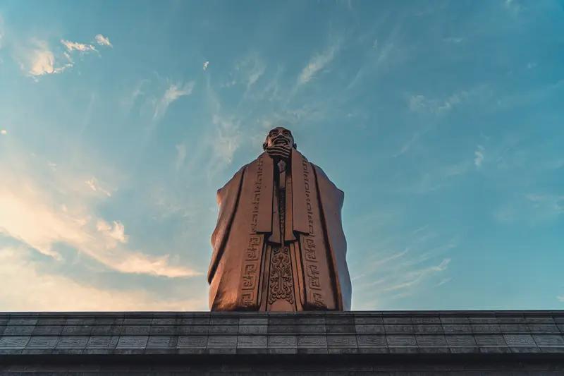 震撼！孔子：千年不灭的智慧灯塔，如何引领我们走向人性最深处？在这个快节奏、信