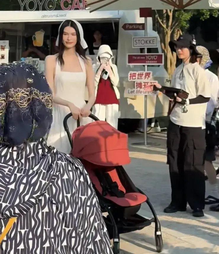 何穗阿那亚拍摄婴儿车广告，戴白色头巾皮肤很白，但颜值挺普通的​