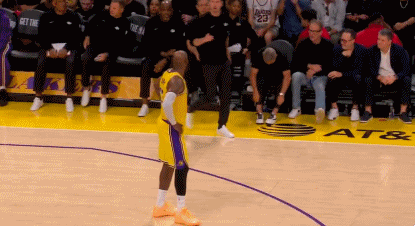 詹姆斯太想赢球了！詹姆斯对教练组大喊：“知道八村现在几个犯规了吗？没人知道吗