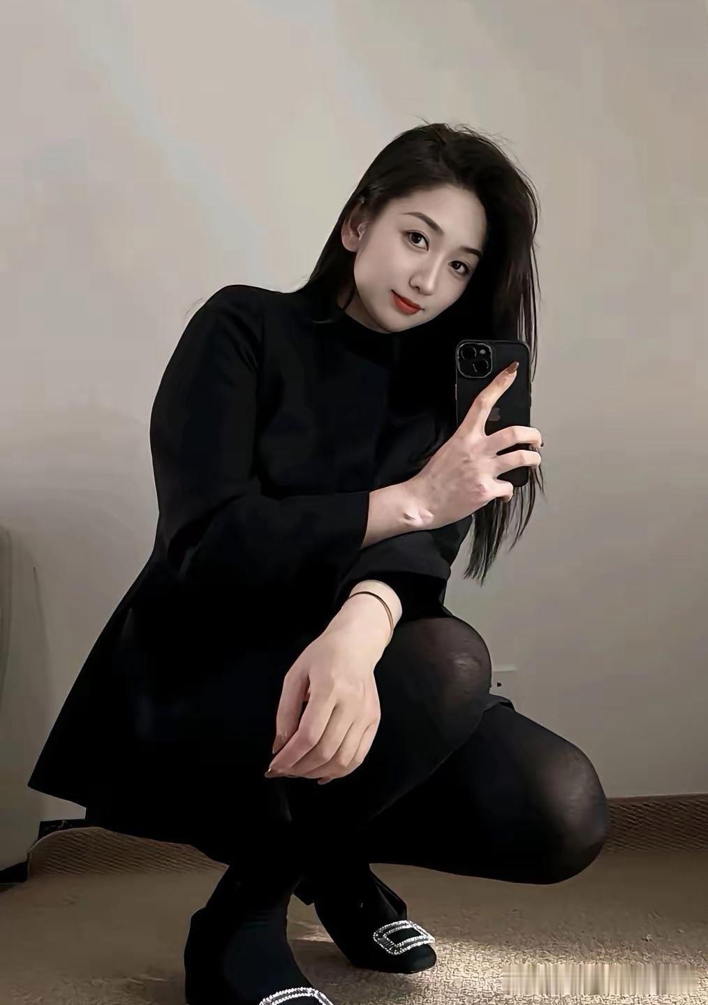 优雅黑裙搭配时尚包包，气质满满！👗👜✨