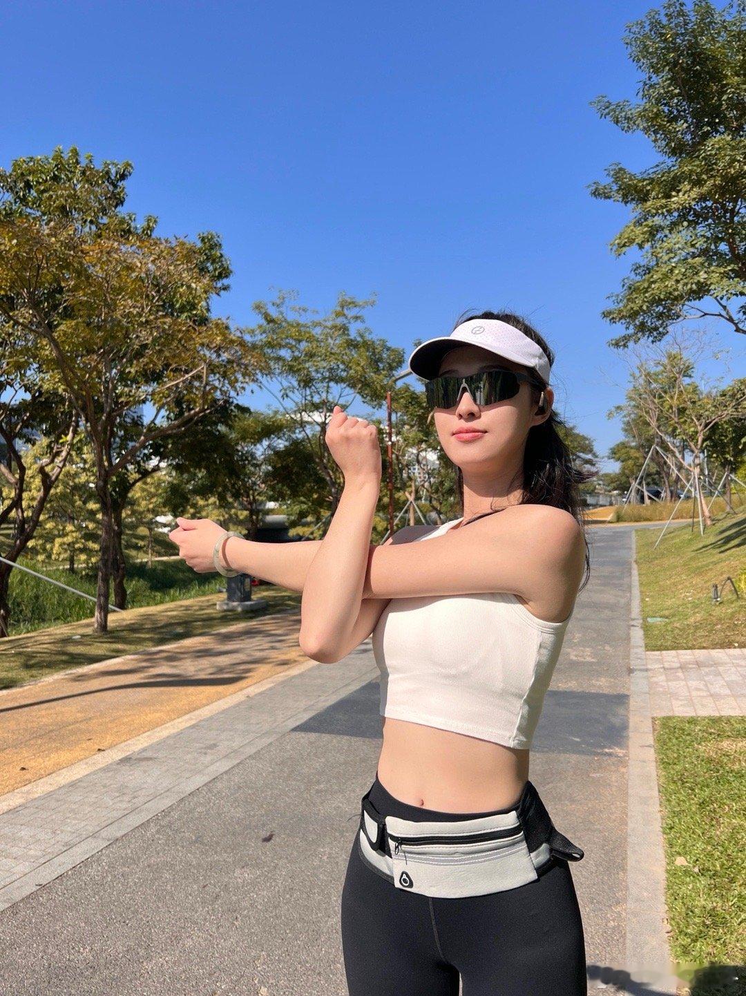 我爱跑步🏃♀️➡️早晨起来☀️阳光正好～咱就是说这么好的天气～不出去跑跑可惜了