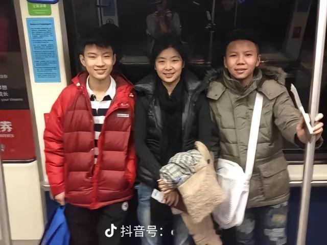 石春侠晒出一张和赵心童周跃龙的合照，感叹岁月！龙哥以前用的球杆有点粗啊！了不