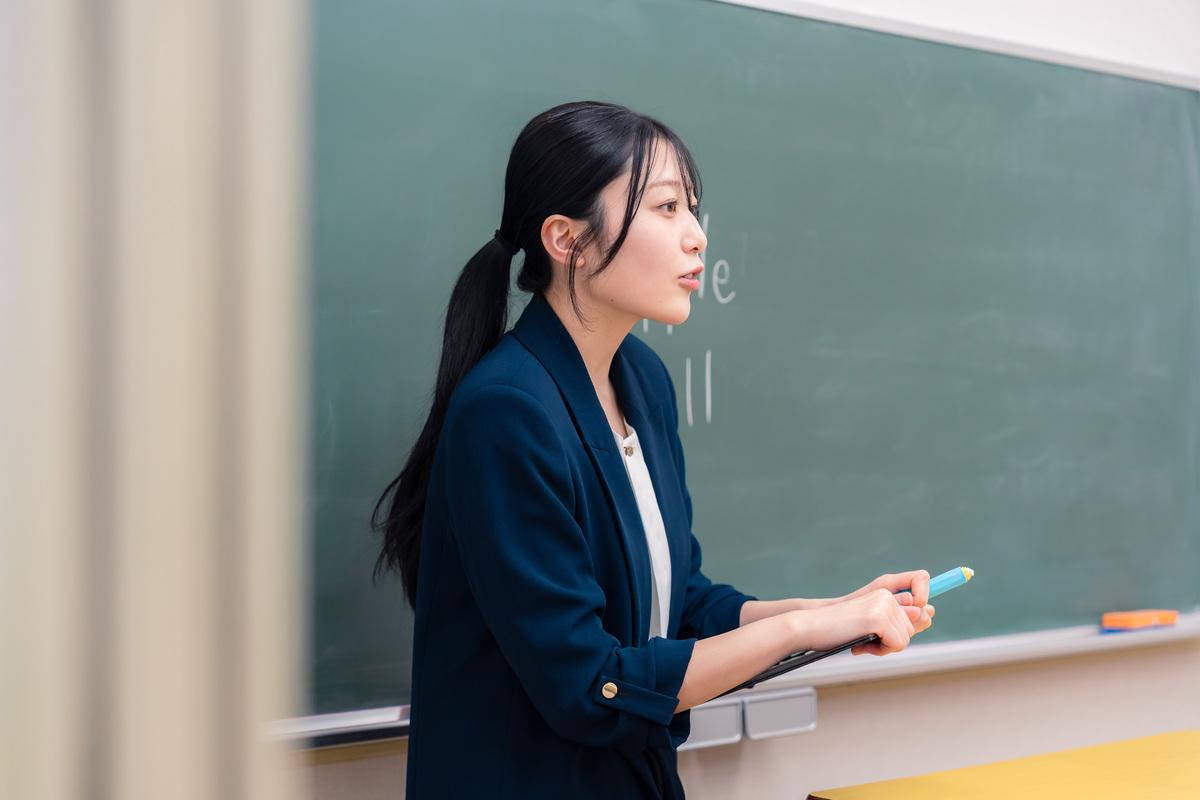 不知道大家发现没有，当前教育正陷入一场“管与不管”的两难困境。一边是《中小学教育