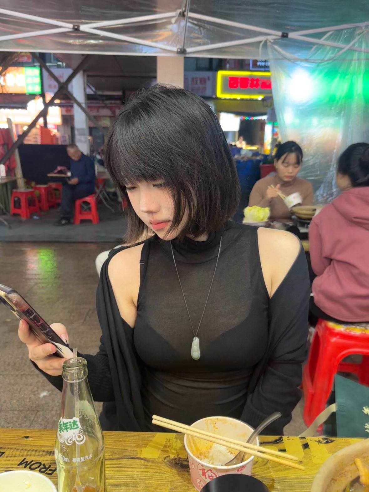 约女神出来吃饭，她却一直低头看手机