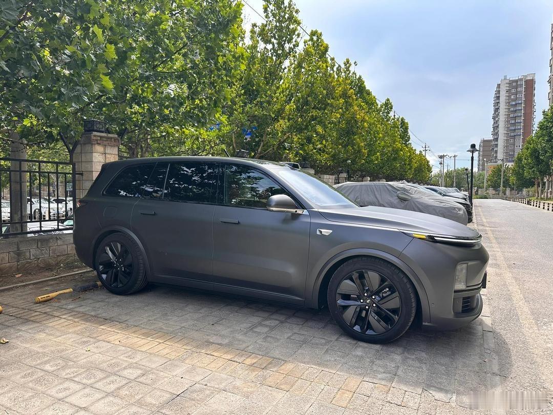 理想L9换代产品谍照显示，方向盘上方小屏幕将被取消，相关信息整合至HUD和三块