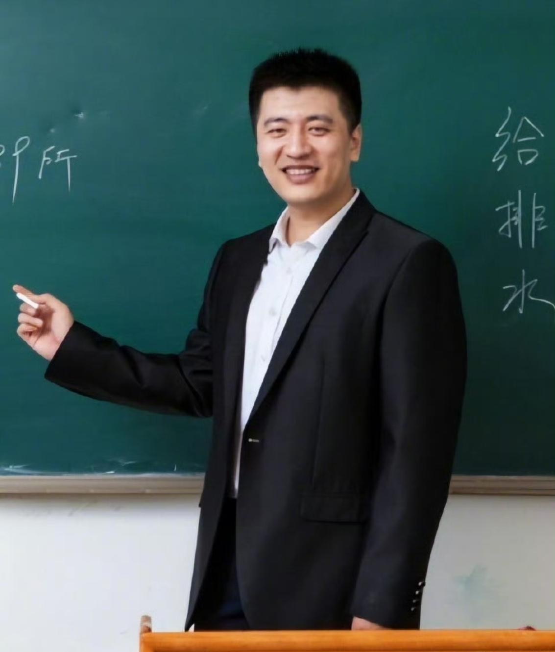 张雪峰这个人到底是好是坏，我不做评价。但是有一点我特别肯定的是，张雪峰赚