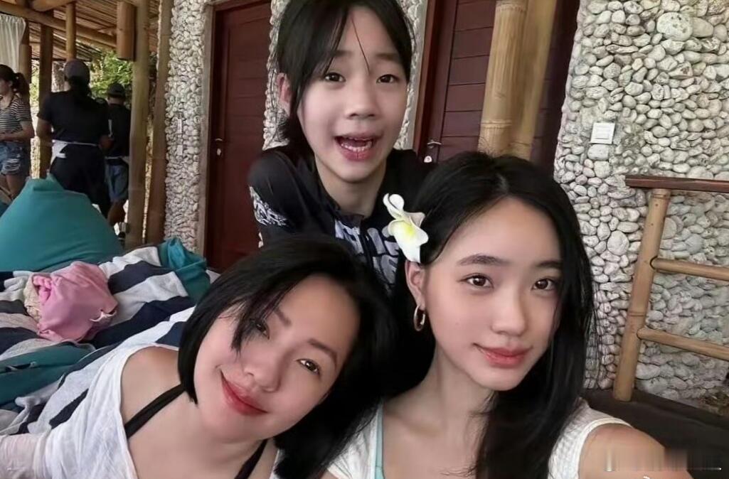 小女儿提前送小S母亲节鲜花小S晒小女儿送的花，直言：今天许老三竟然送我花祝我母亲