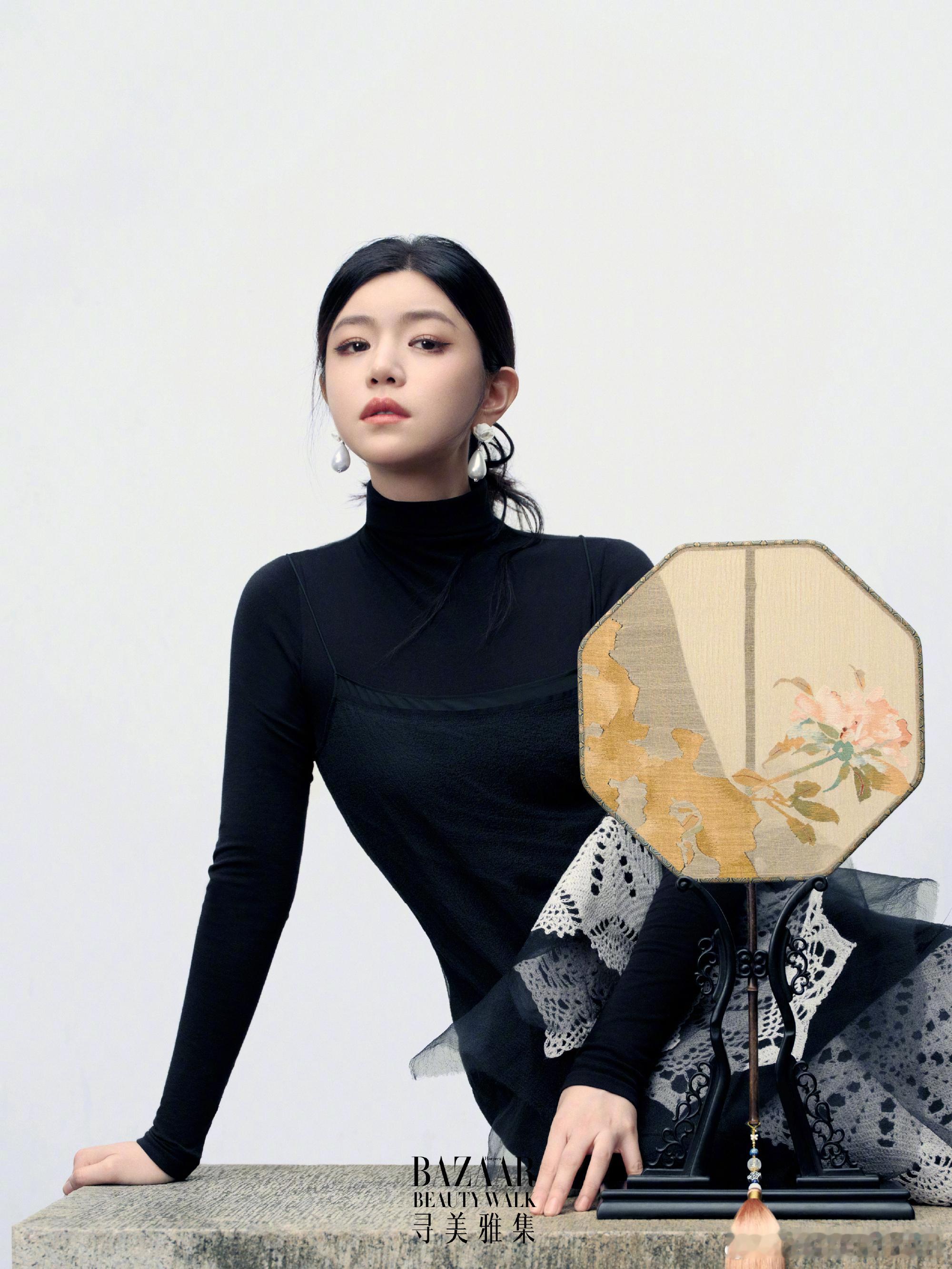 陈妍希开合苏韵间寻美雅集BazaarBeautyWalk水墨长衫配折扇，卧于江