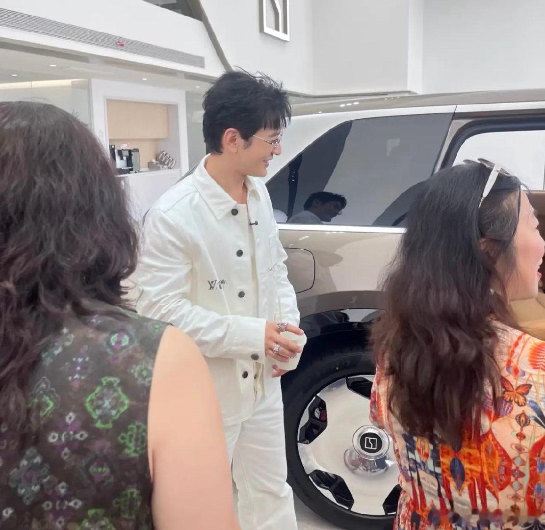 50岁黄晓明现身老家青岛一间4S店购买豪车，他穿着一身白色衣服，打扮帅气有型，本