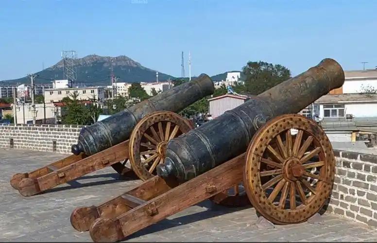 明朝建立之初，中国火器还保持着世界先进水平。朝廷已经拥有铜火炮、火枪和燃烧爆炸罐