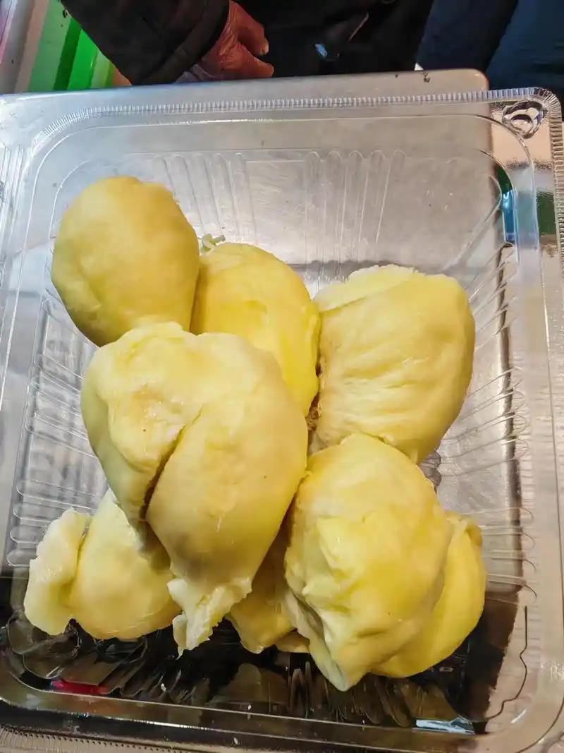 怎么这么臭啊？你们吃了屎吗？泰国清迈，一家五口因为榴莲无法带上飞机，上飞机前的