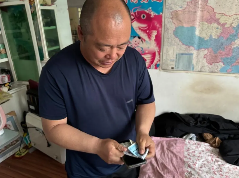 吉林村民王喜民，在火车上点20元盒饭的时候发现，自己竟然无法支付。他记得银行卡