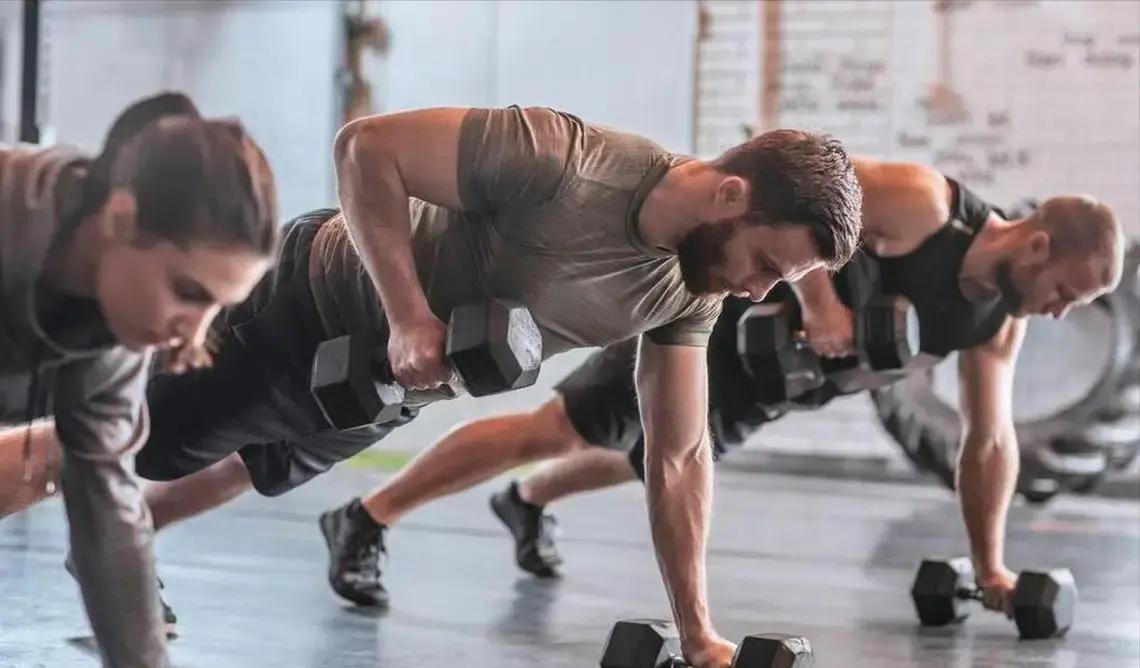 很多中老年人一摔倒就骨折，骨头早就变脆了，以前觉得多走路、多跑步就能养好骨头，结