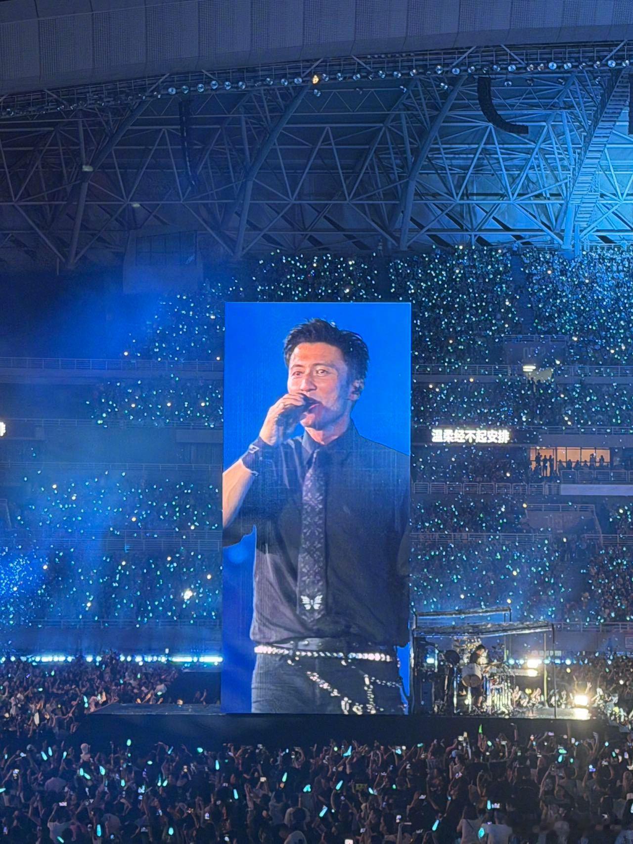 谢霆锋演唱会大雨不打伞谢霆锋青岛演唱会保安落泪大雨之中稳稳开麦！青岛站的保安大哥