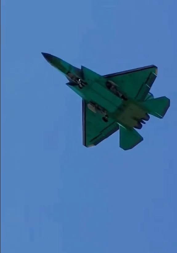 新出厂的沈飞J-35舰载机，目测可见其双轮前起落架，相对于空军型的J-35A，