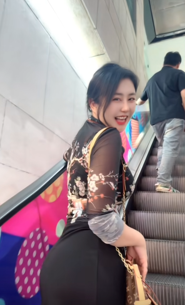 舅妈说给我买几件衣服[玫瑰][玫瑰][玫瑰]