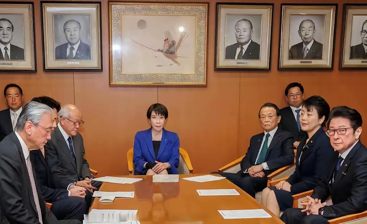 高市早苗辞职！​当地时间2月18日上午，日本政府召开内阁会议，高市早苗内阁集体