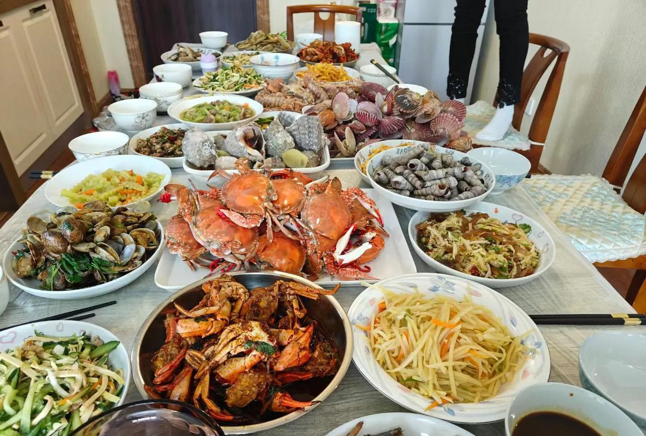 图片是去年夏天螃蟹肥了时候吃的一顿大餐，去年的螃蟹价格一直居高不下。晚辈他老舅7