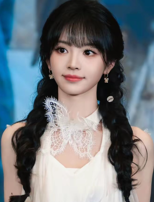 田曦薇只要不塌房她以后会越来越火因为她最大的优势，不是长得漂亮，也不是身材好，