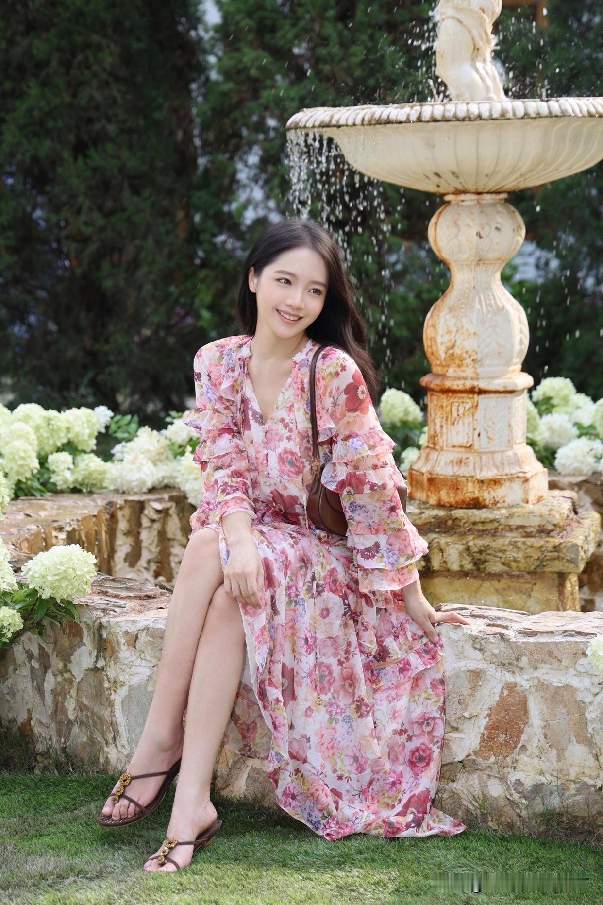 春日浪漫穿搭，粉色花裙搭配复古椅，甜美又优雅！🌸👗👠