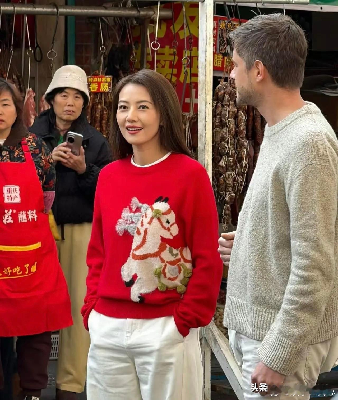 高圆圆拍商务找替身？菜市偶遇“红衣替身”，内娱按分钟计费的畸形现状昨日，成都玉林