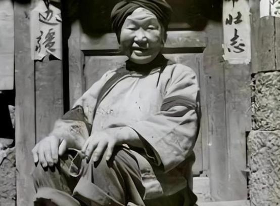 1943年，山东一女乞丐要出城，伪军怀疑她是地下党，让她当众脱衣服。1943