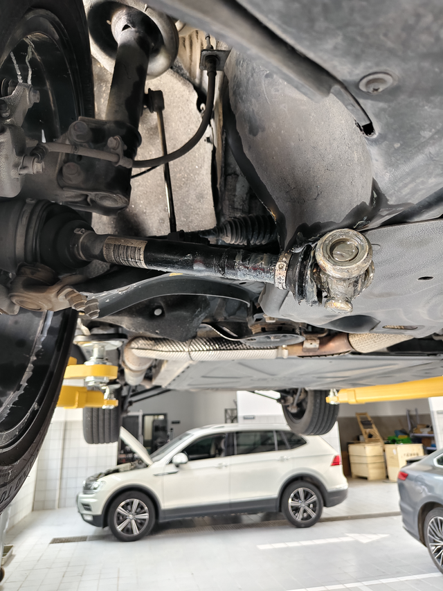 半轴怎么就脱落了呢比亚迪宋PlusDmi开了三年九个月，跑了10万多一点。还