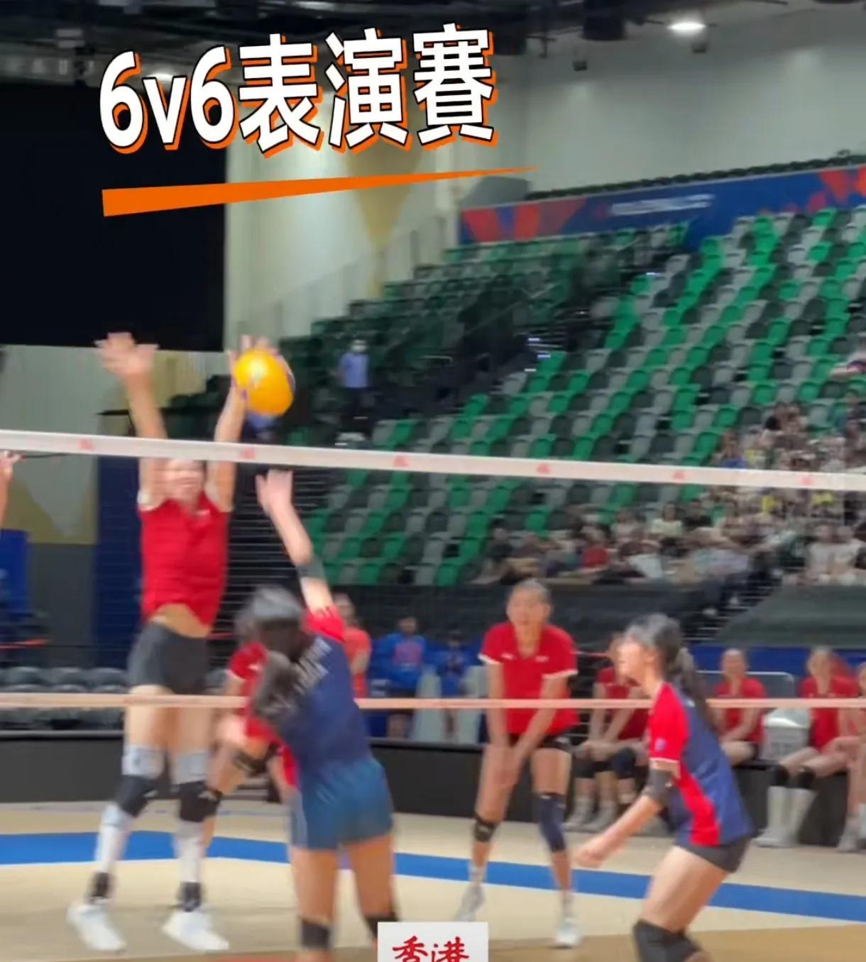 吴梦洁重回副攻。中国女排昨晚在香港启德体育馆表演秀，与学生球员们互动交流，还打了